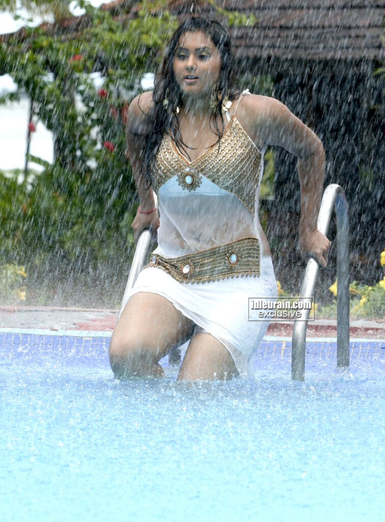 South Indian Diva Namitha hot N Wet HoT Indian Girls